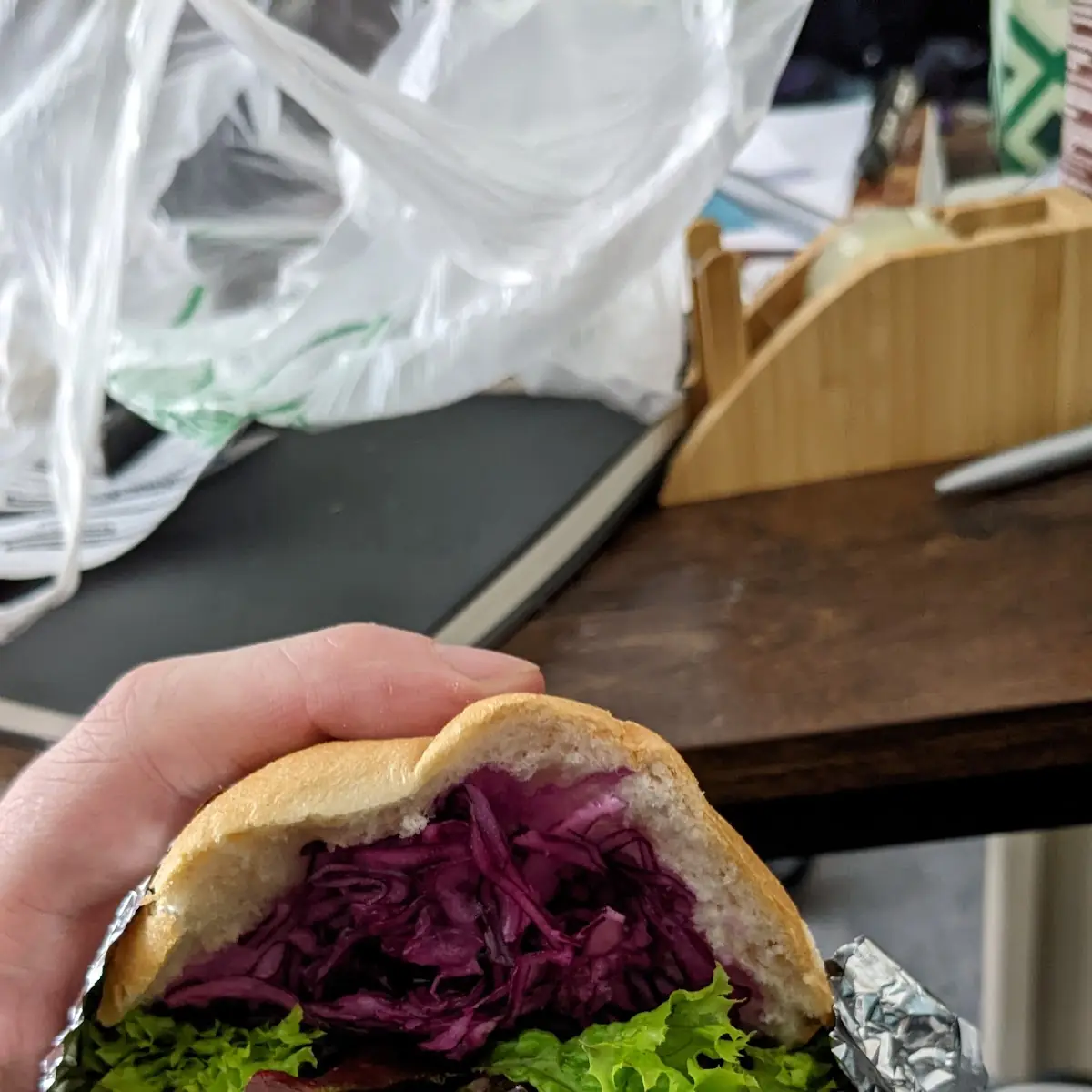 Schnitzelsemmel Mit Rotkraut