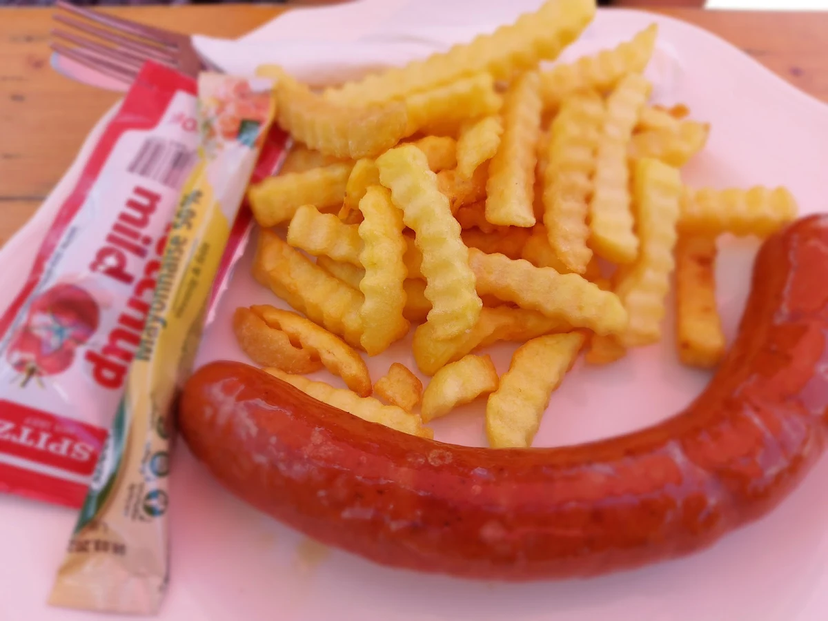 Käsekrainer Mit Pommes