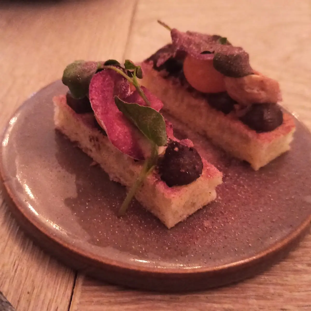 Waffelteig-brot Mit Pilzcreme Piemont-haselnuss Und Physalis