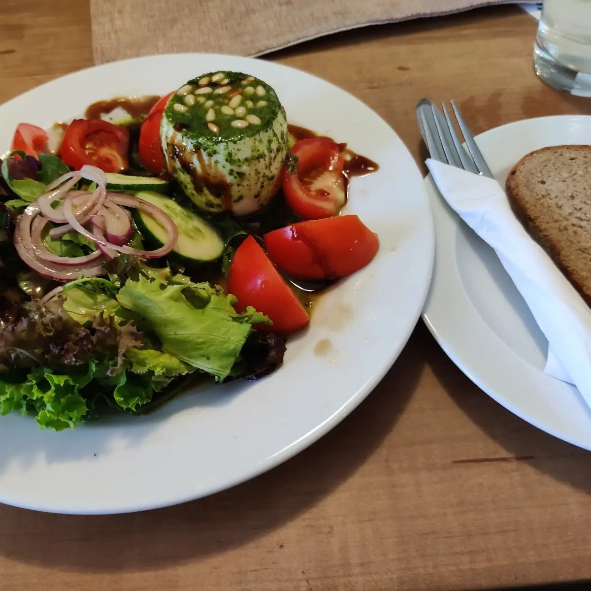 Schafkäse Mit Pesto Salat Und Pinienkernen