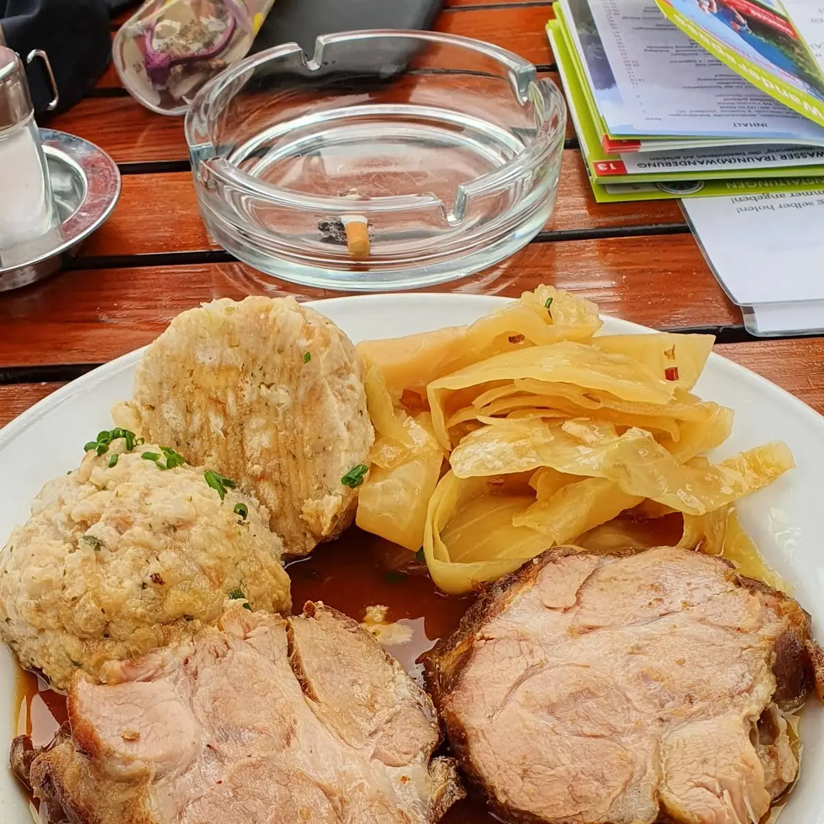 Schweinebraten Mir Knödel Und Sauerkraut