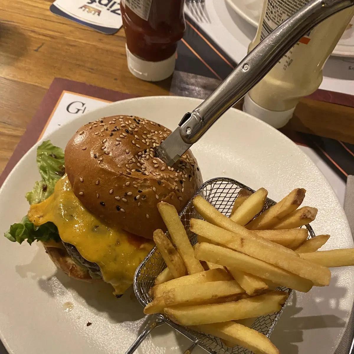 Cheeseburger Mit Pommes