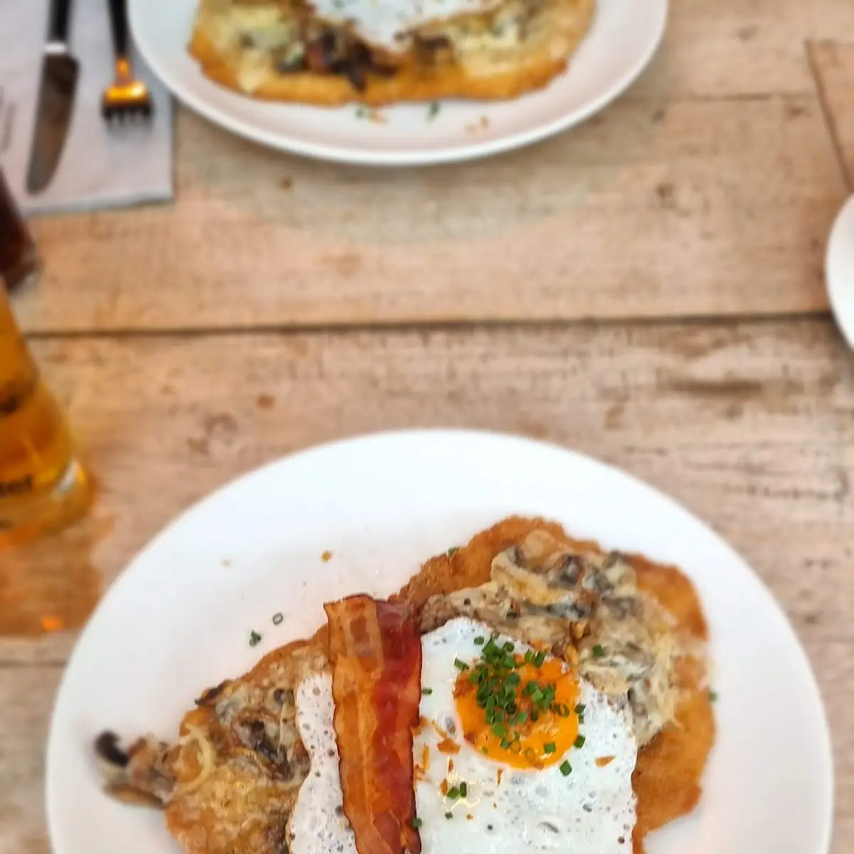 Schnitzel Mit Champions Und Käse Überbacken Mit Spiegelei Und Bacon