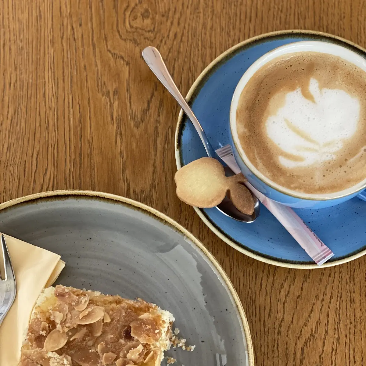 Apfel Kuchen Und Cappuccino