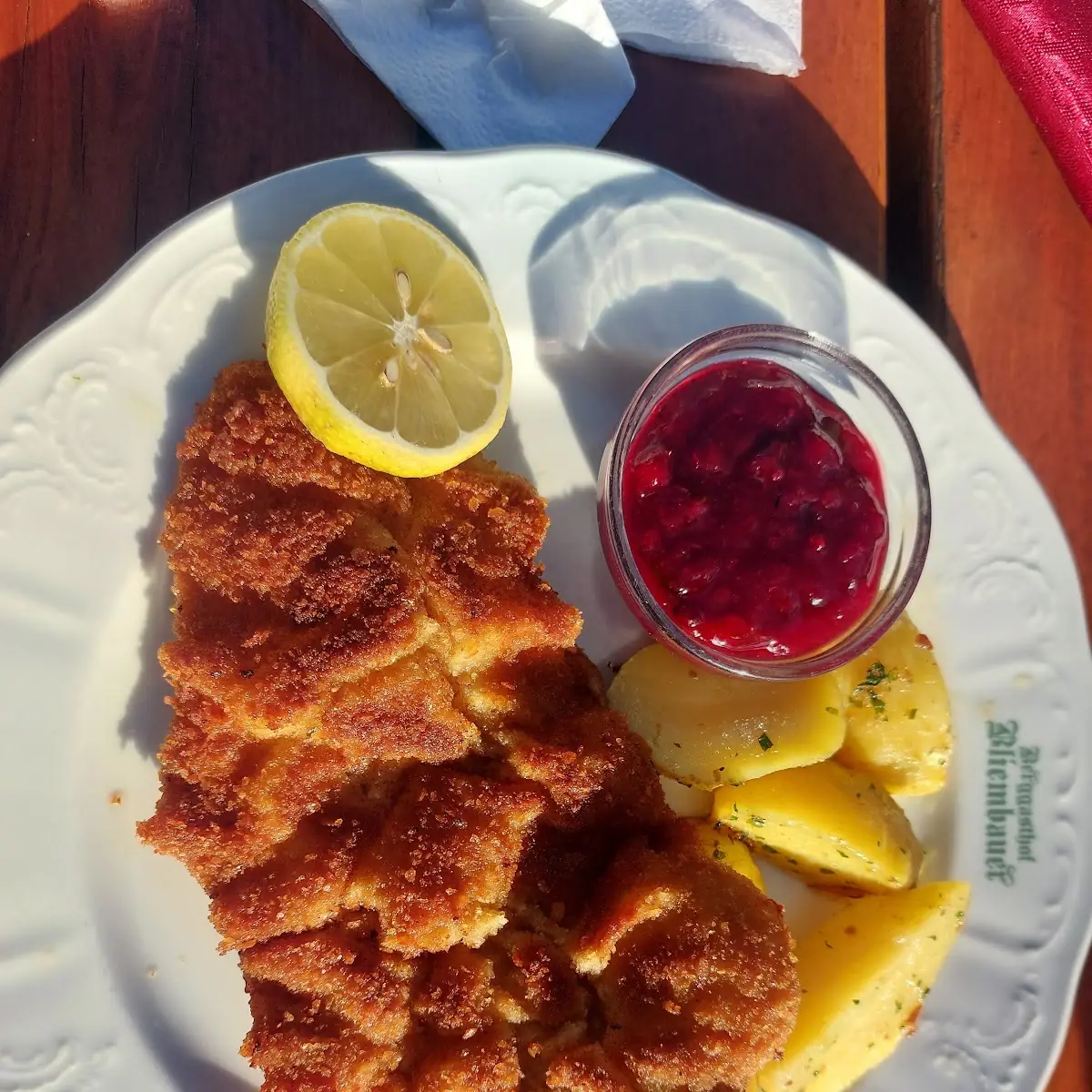 Wiener Schnitzel Vom Hofeigenen Kalb Mit Petersilienkartoffeln
