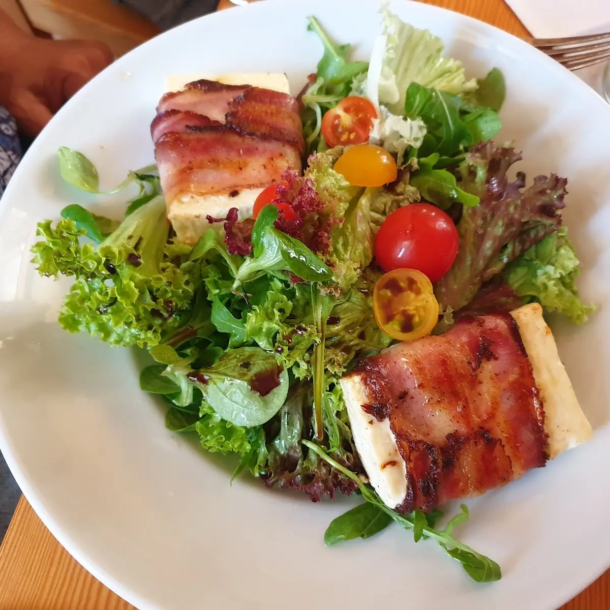 Schafkäse Im Speckmantel Auf Blattsalat