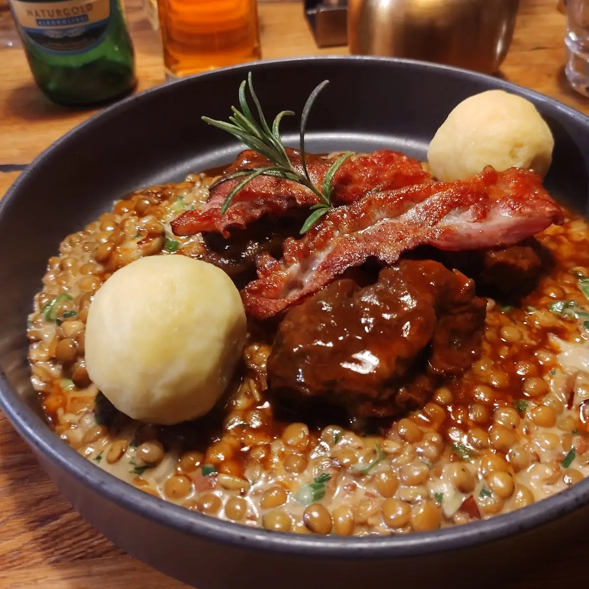 Geschmorte Schweinsbäckchen Mit Specklinsen Und Grammelknödeln