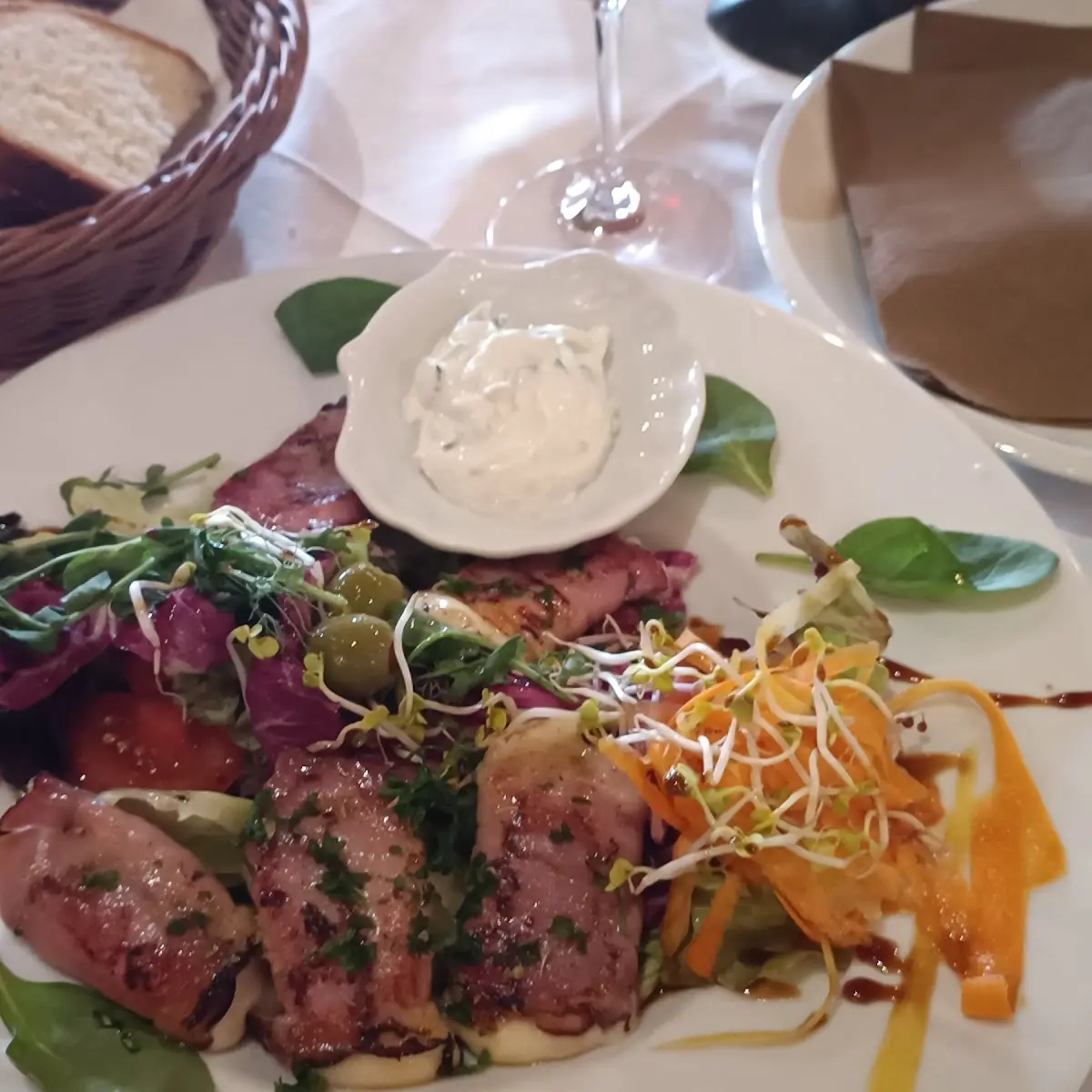 Salat Mit Schafskäse Im Speckmantel