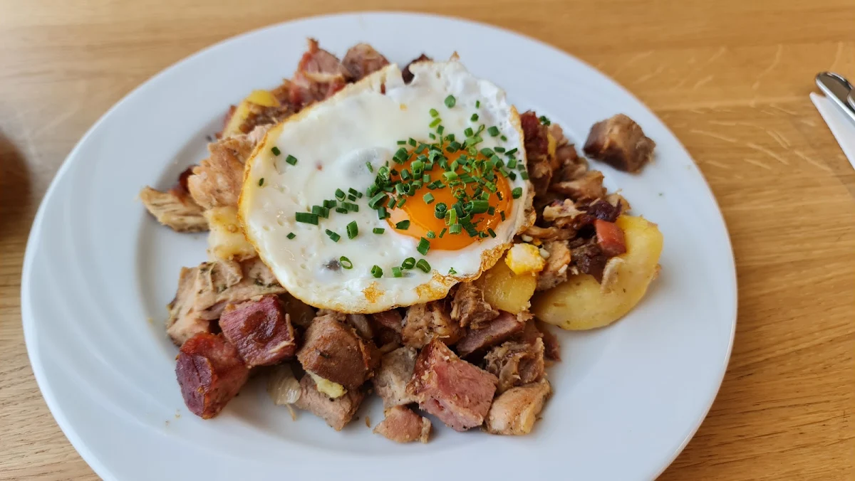 Tiroler Gröstl Mit Spiegelei Und Krautsalat