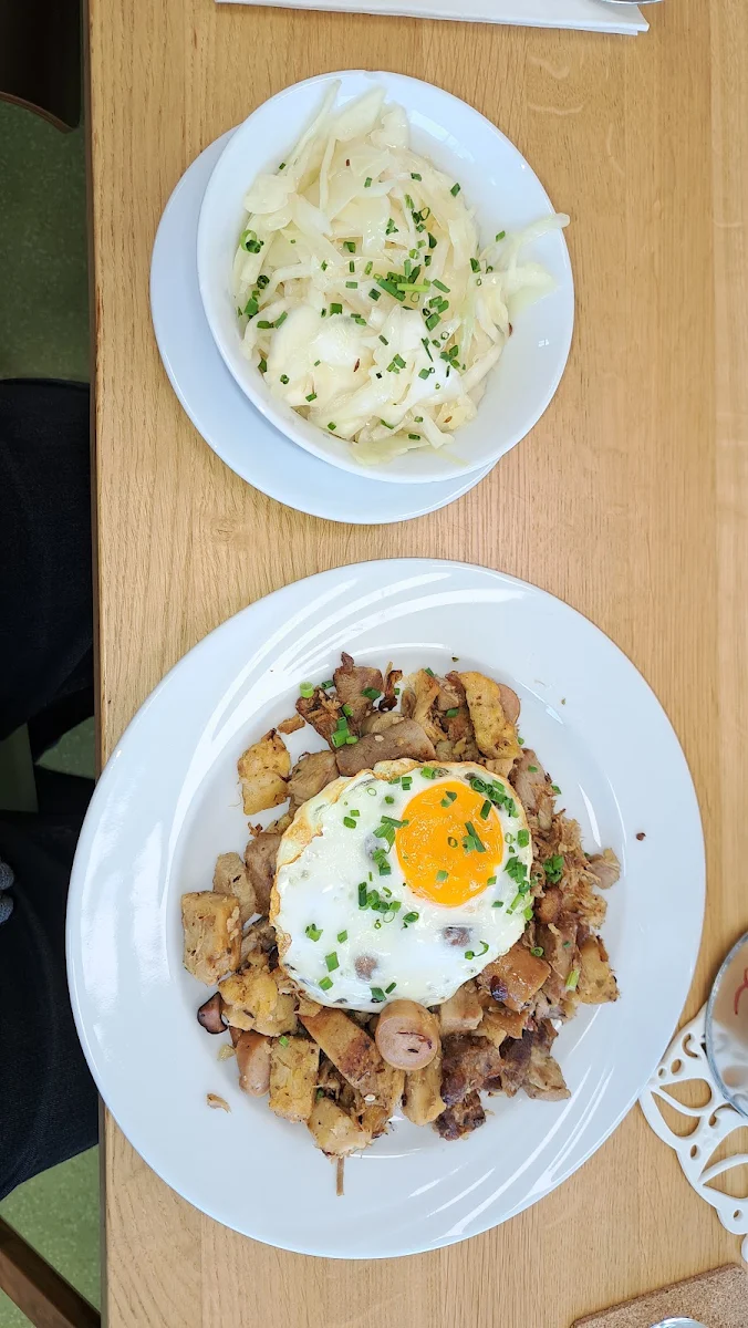 Tiroler Gröstl Mit Spiegelei Und Salat