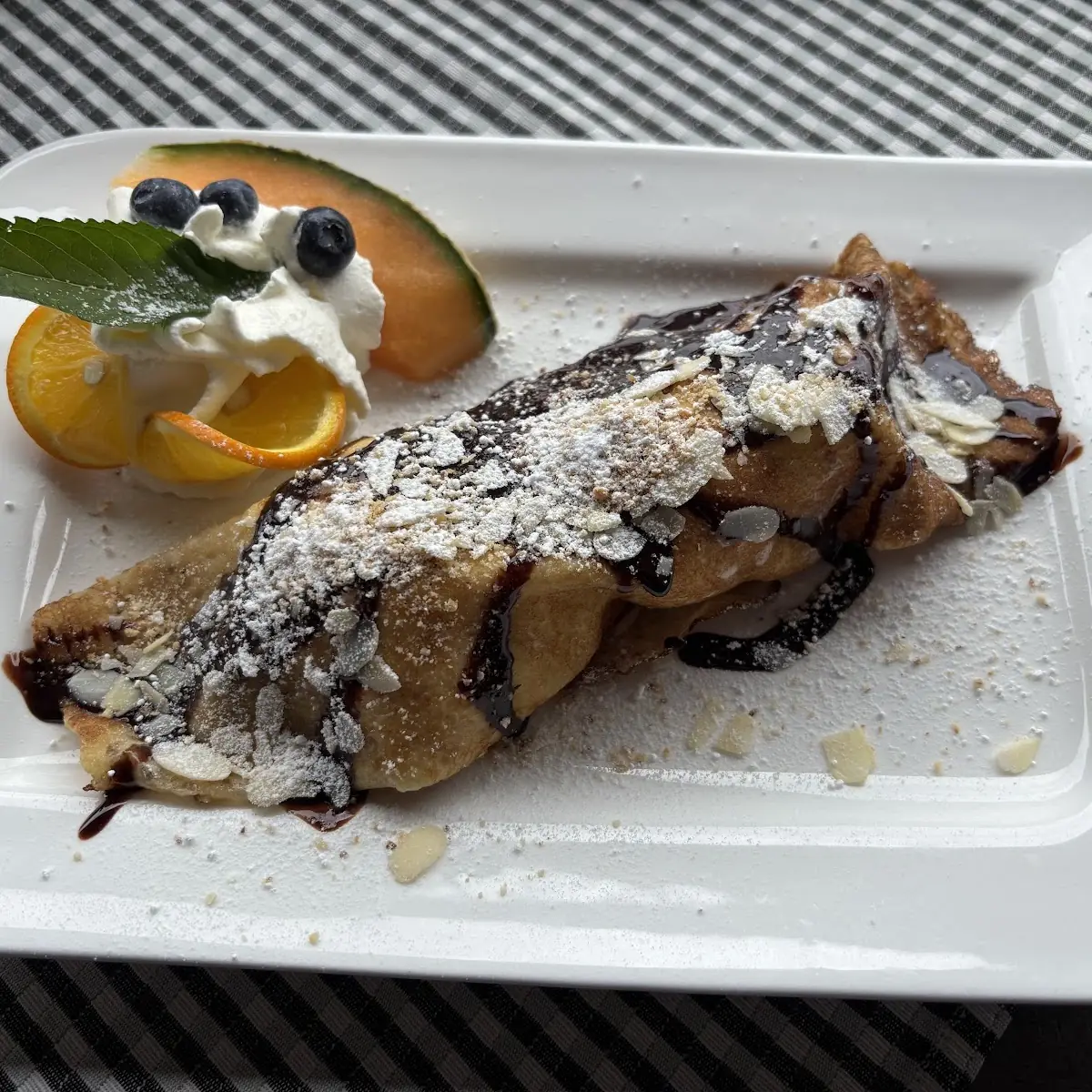 Palatschinken Mit Schokolade Und Eis