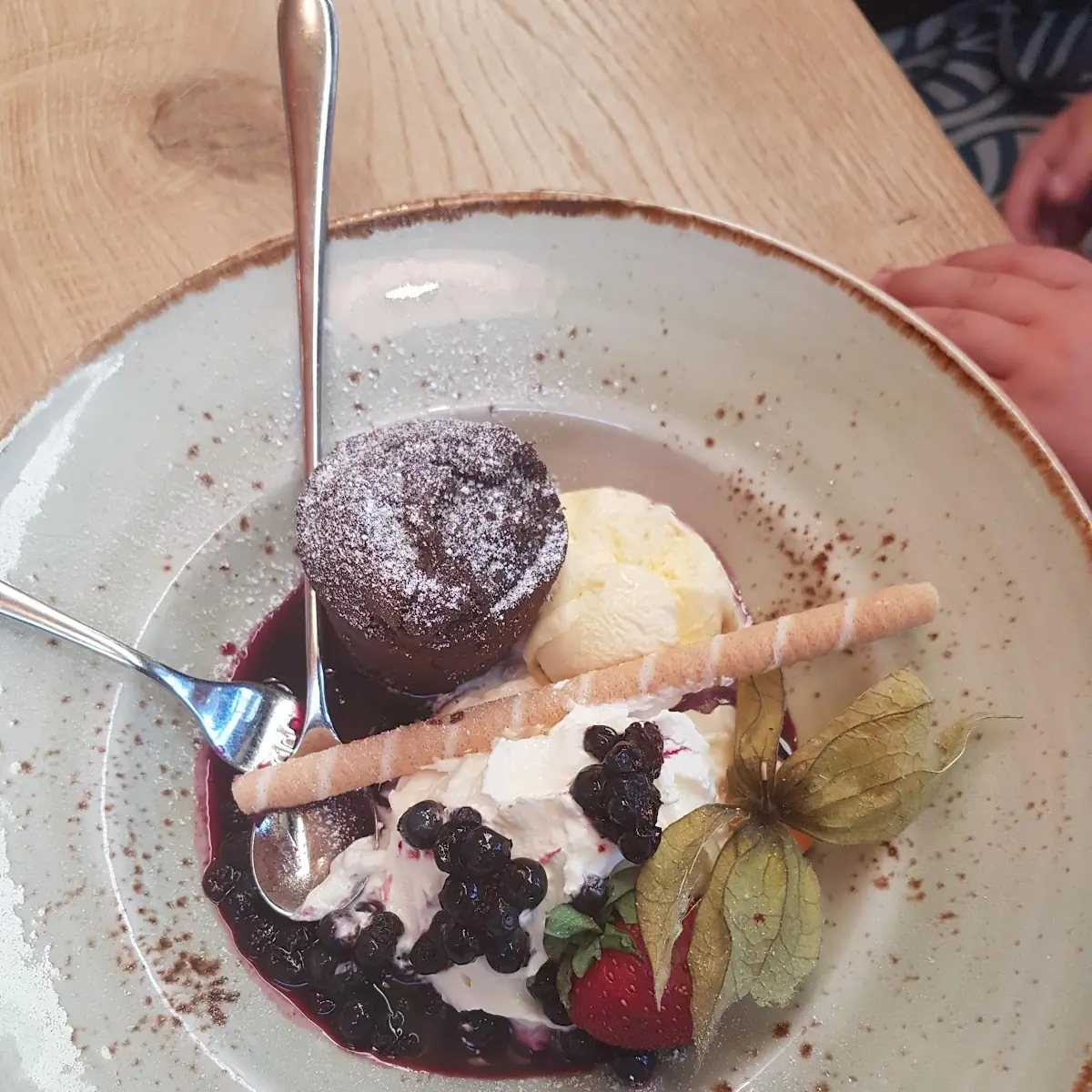 Lauwarmer Schokoladenkuchen Mit Heidelbeeren Vanillekugel Und Schlagobers