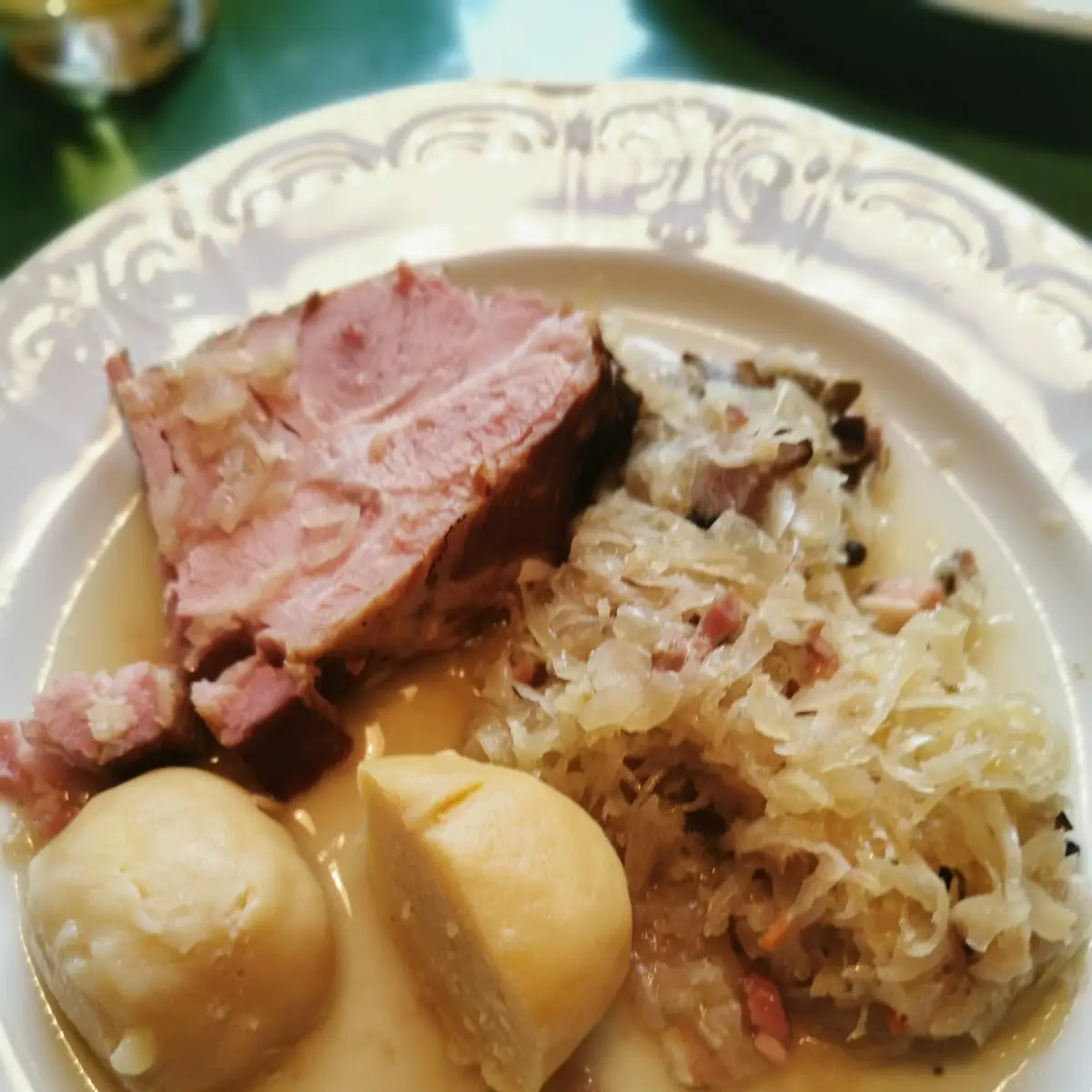 Knödel Mit Geselchtes Und Kraut