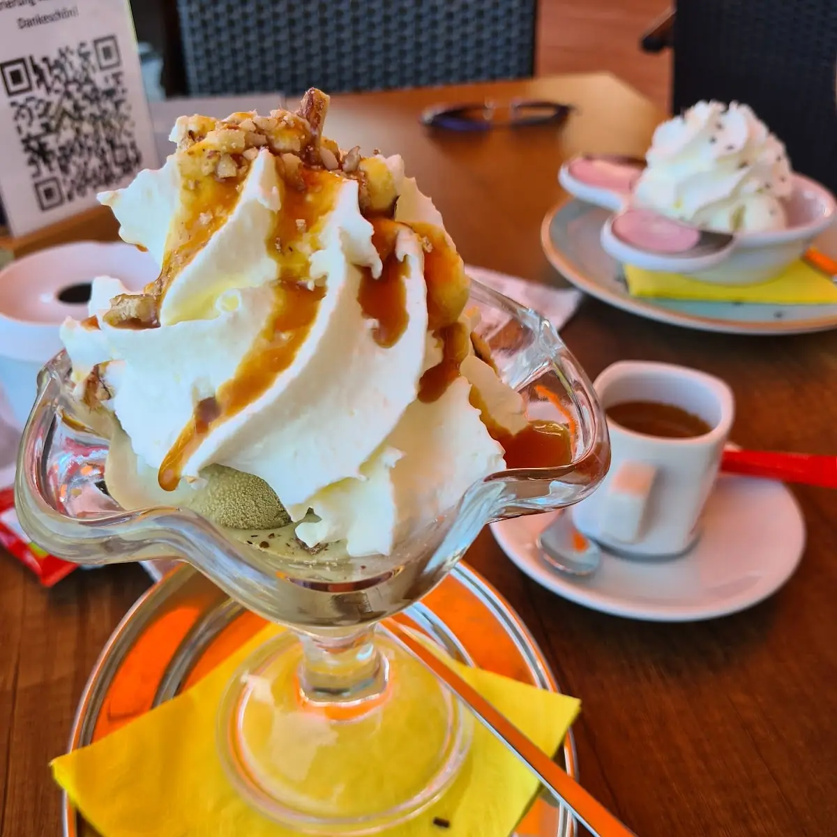 Pistazien Und Nusseis Mit Sahne Und Walnüssen