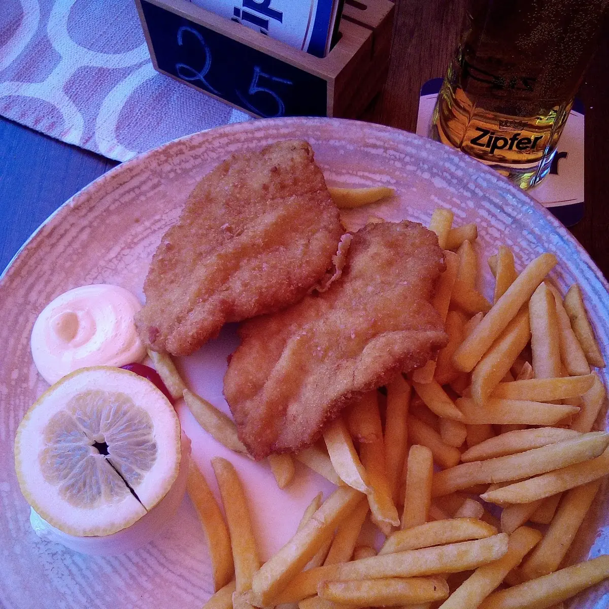 Wiener Schnitzel Vom Schwein Mit Pommes Frites