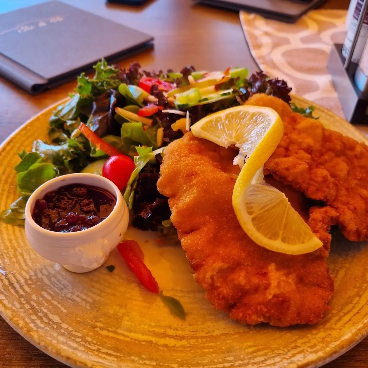 Wiener Schnitzel Vom Schwein Mit Salat
