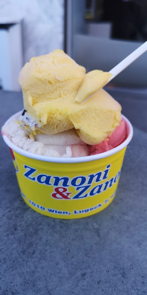 Becher Mit Drei Kugeln Eis