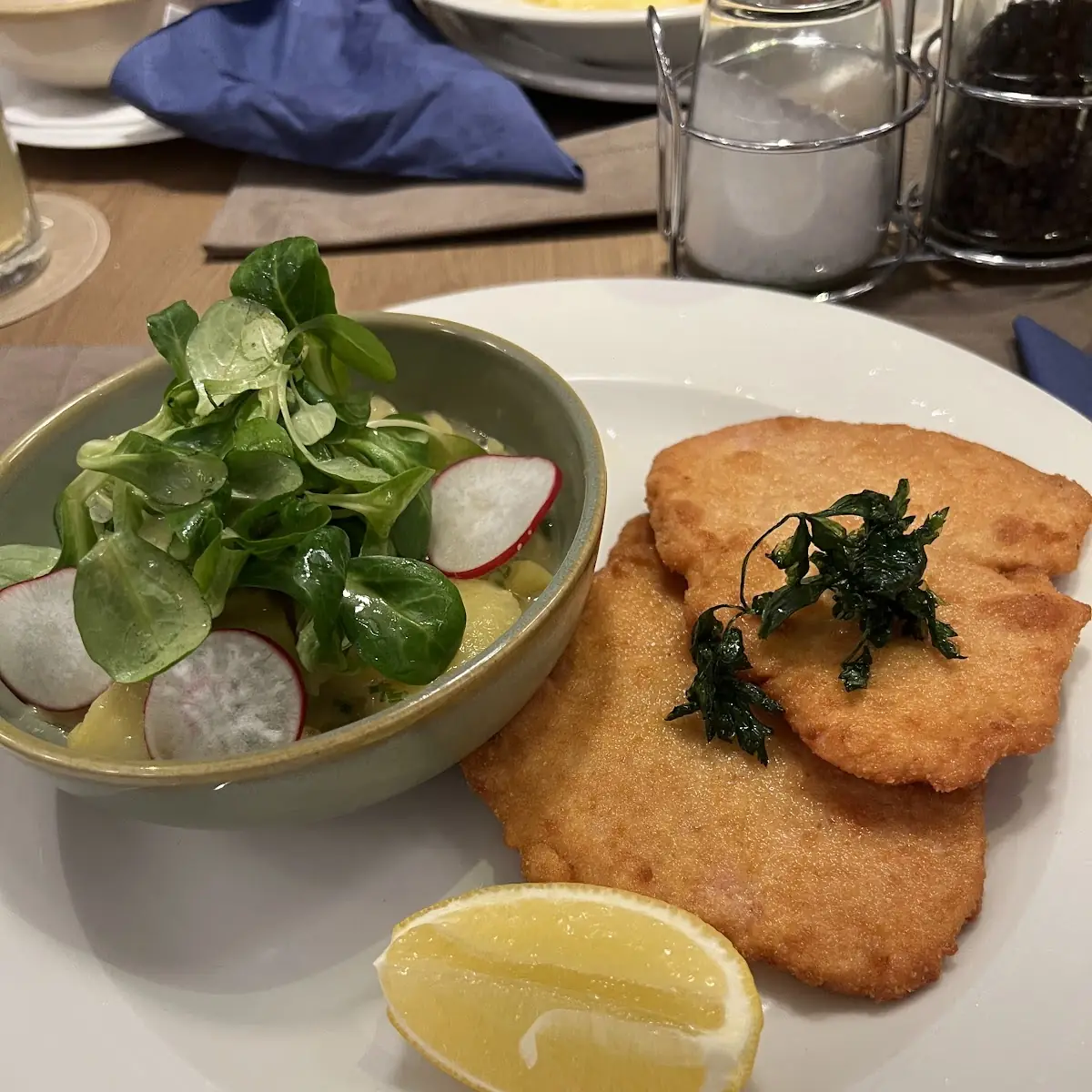 Richardhof Schnitzel Vom Kalb Mit Erdäpfel Vogerlsalat
