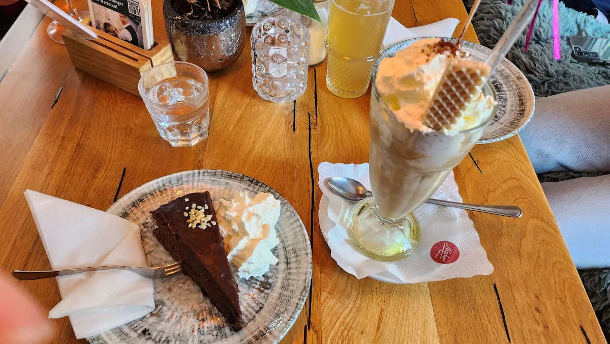Altwiener Scholadentorte Und Eisschokolade