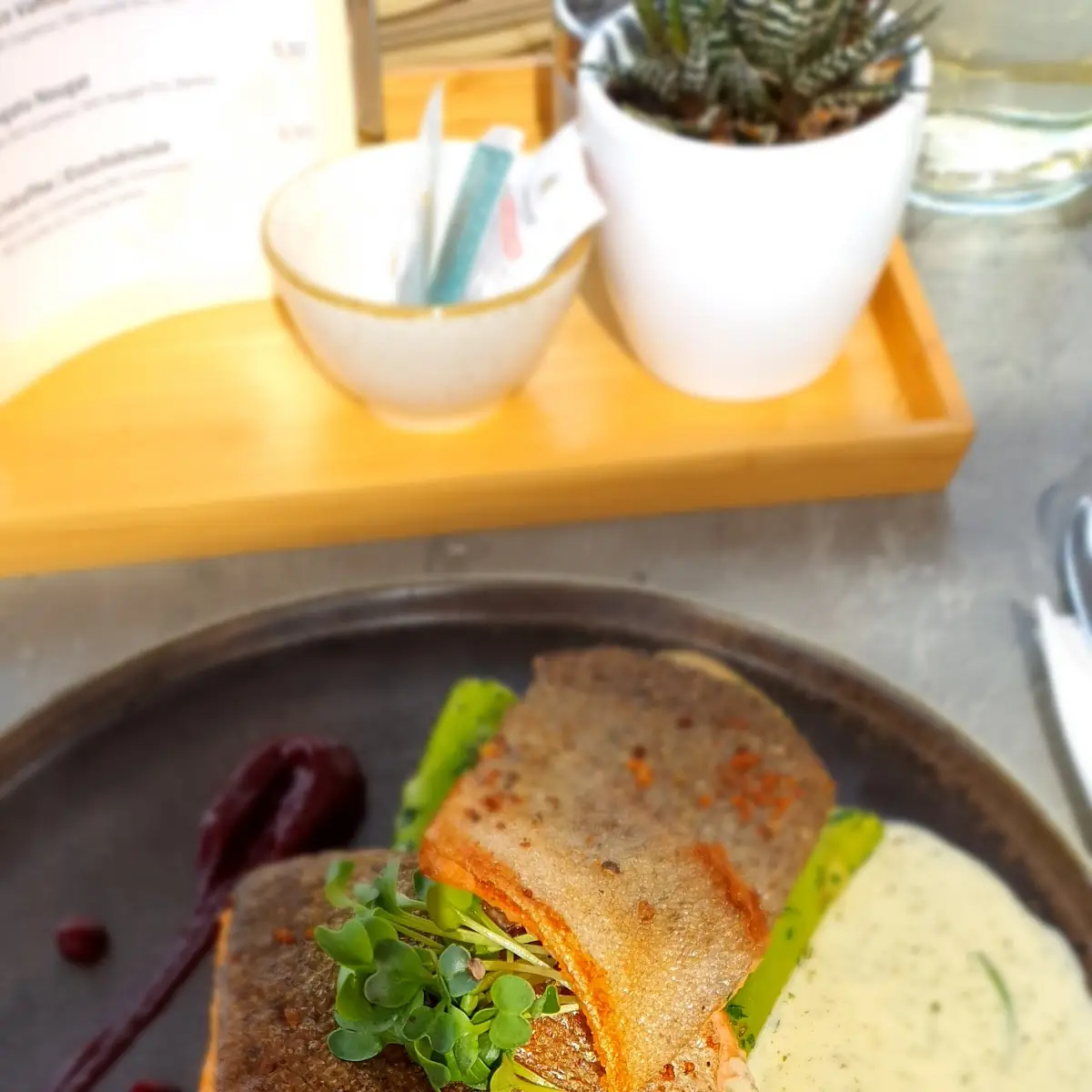 Gebratene Lachsforelle Auf Grünen Spargel Mit Kartoffeln Und Kerbelsauce