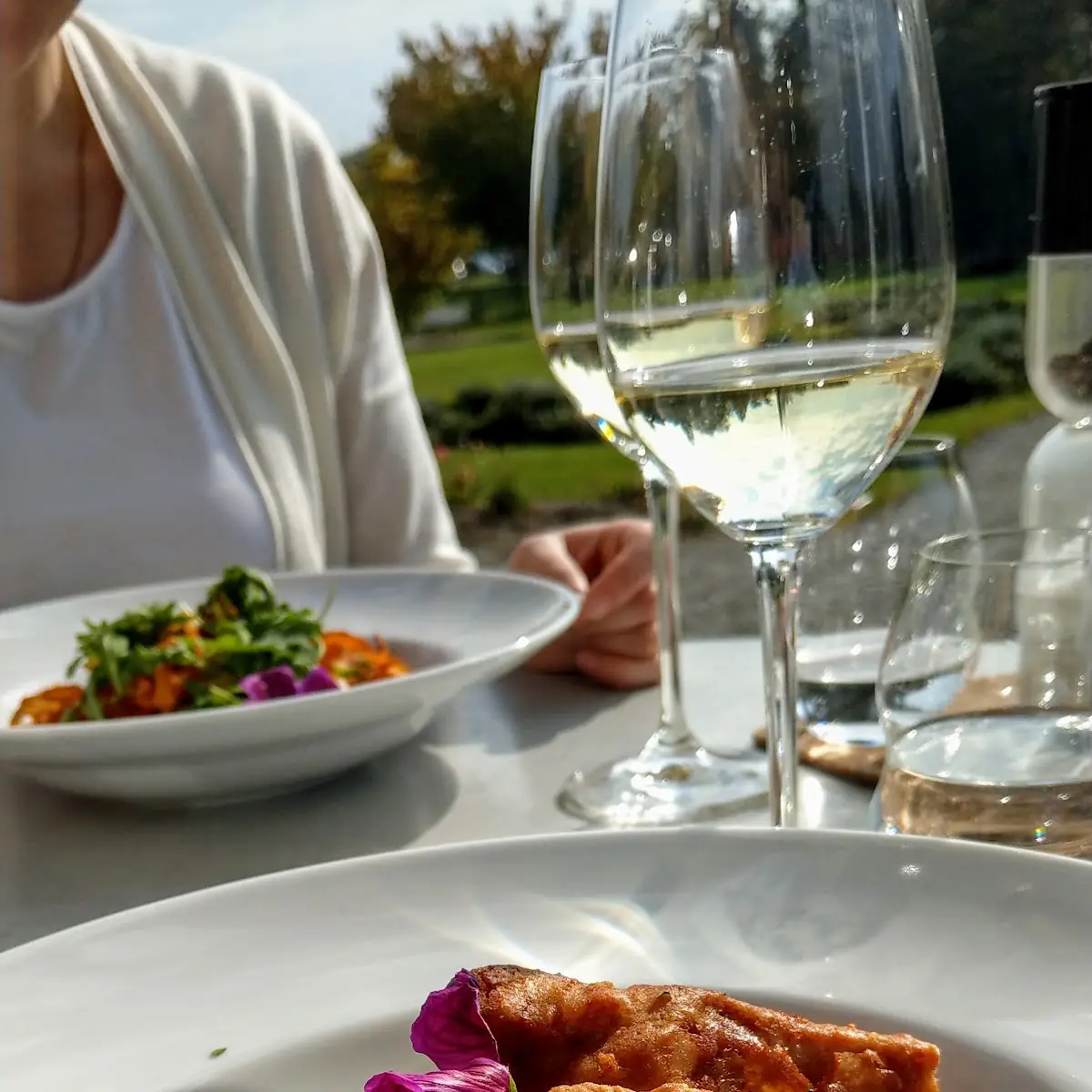 Wallerfilet Im Bierteig Dazu Warmer Kartoffel-gurke-schmandsalat Riesling Federspiel Von Holzapfel