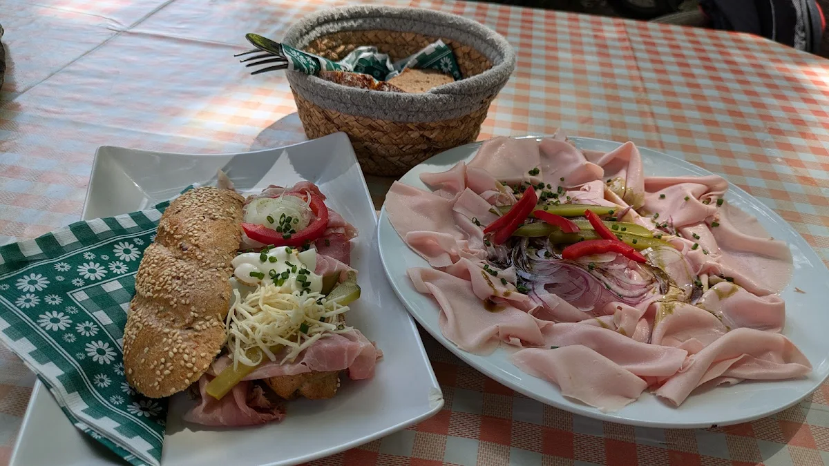 Saure Wurst Und Gefülltes Kornspitz