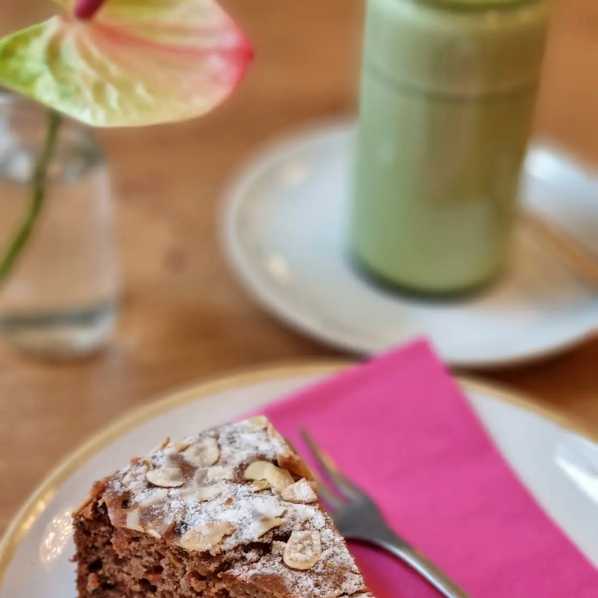 Veganer Karottenkuchen Und Matcha Latte Mit Hafermilch