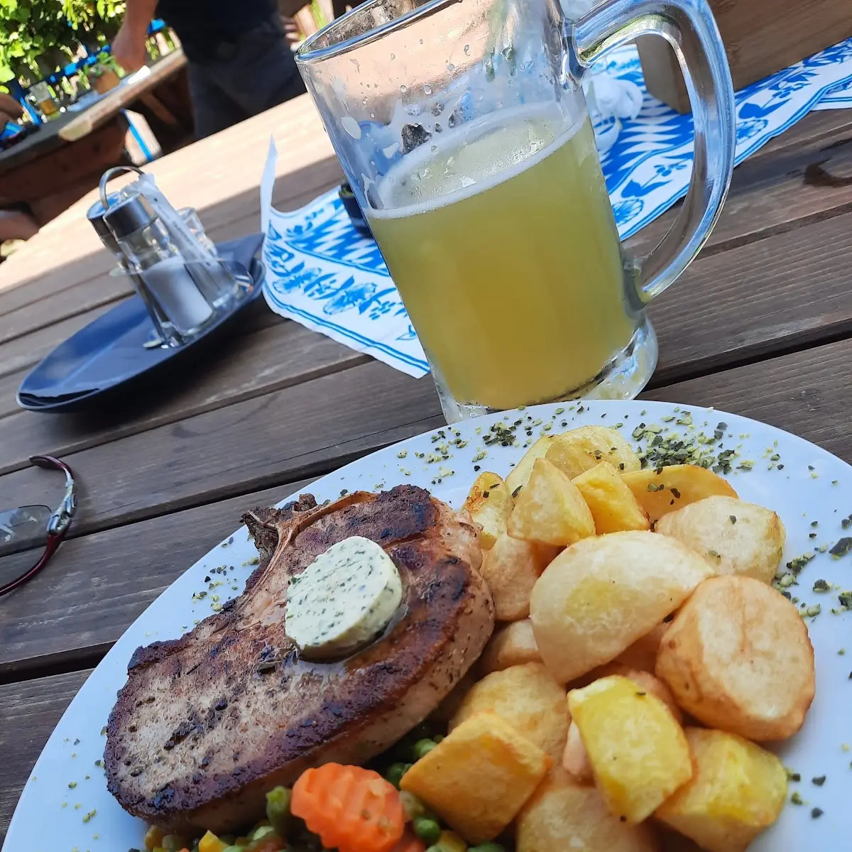 Grillkotelette Mit Gemüse Und Kartoffeln