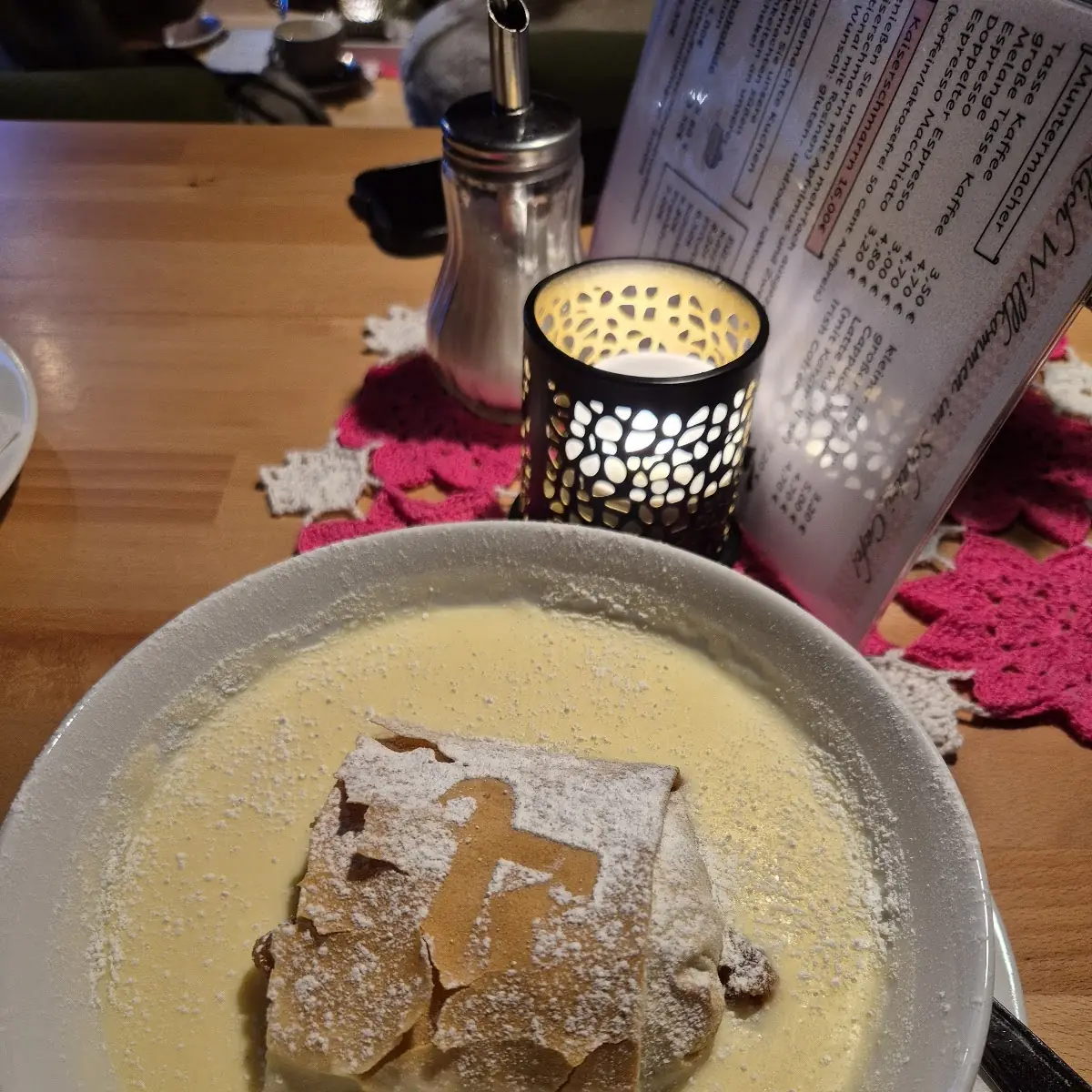 Apfelstrudel In Vanillesauce