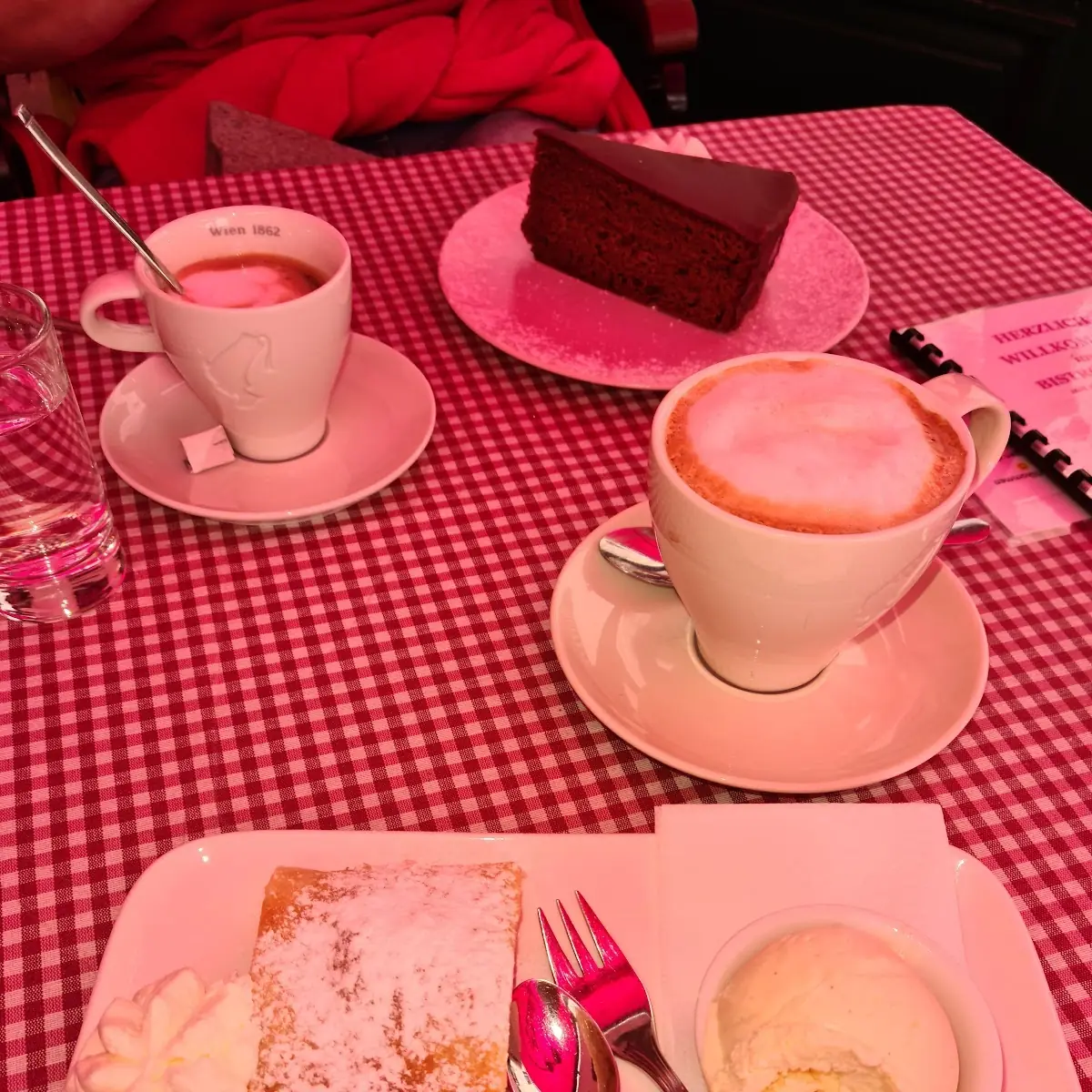 Apfelstrudel Mit Vanilleeis