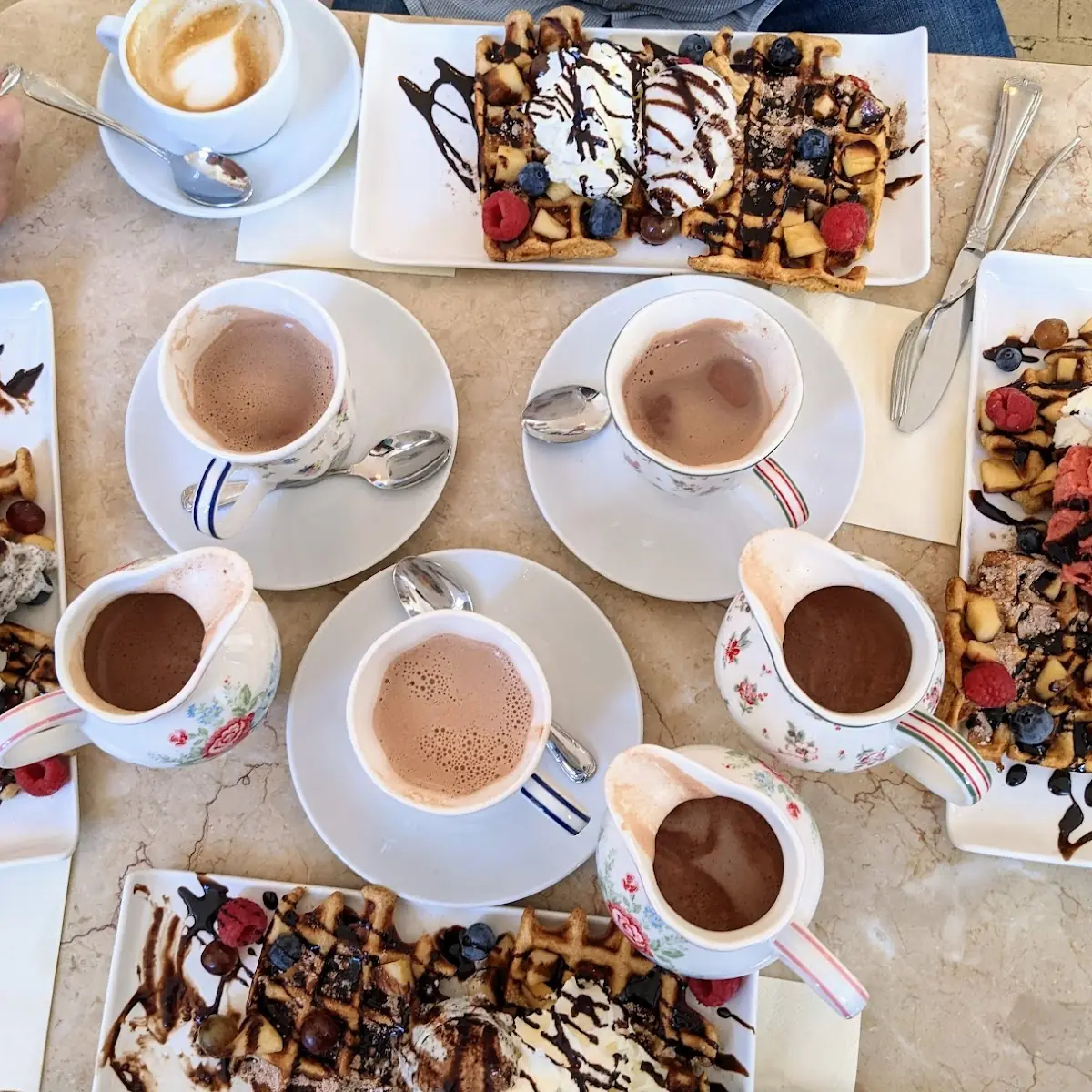Waffeln Mit Mohneis Schlagobers Und Frischem Obst Sowie Eine Heiße Dunkle Schokolade