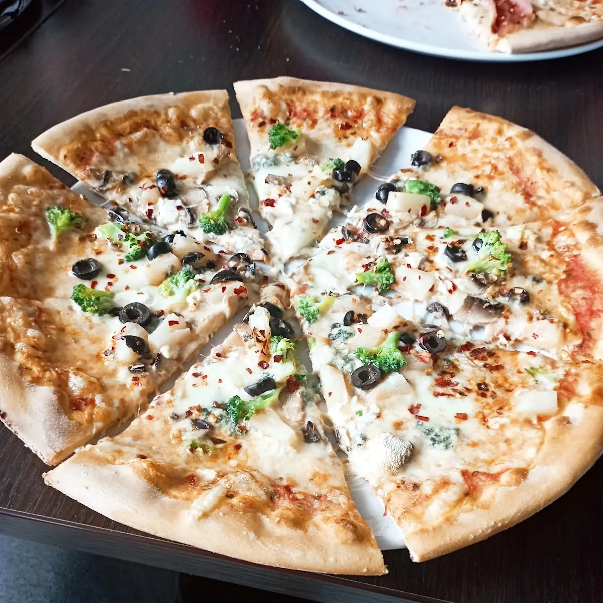 Pizza Quattro Formaggi Mit Ananas Brocoli Chilli Champinons Und Oliven