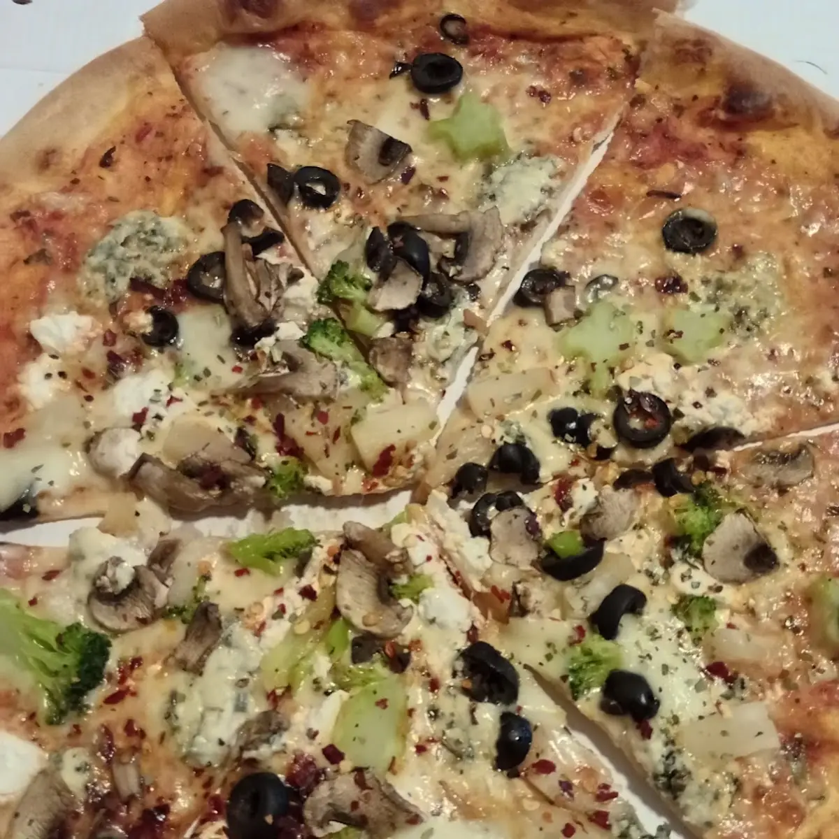 Quattro Formaggi Ananas Brocoli Chilli Champinons Olives