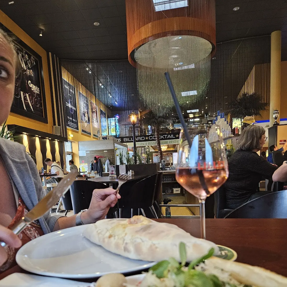 Caesar Salat Und Pizza Calzone