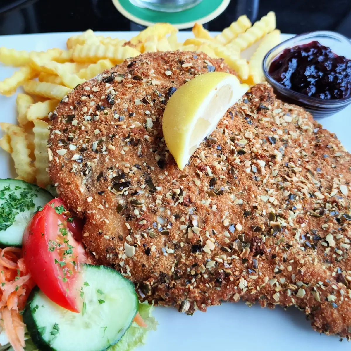 Schnitzel In Kürbiskernpanade Mit Pommes Und Kleinem Salat