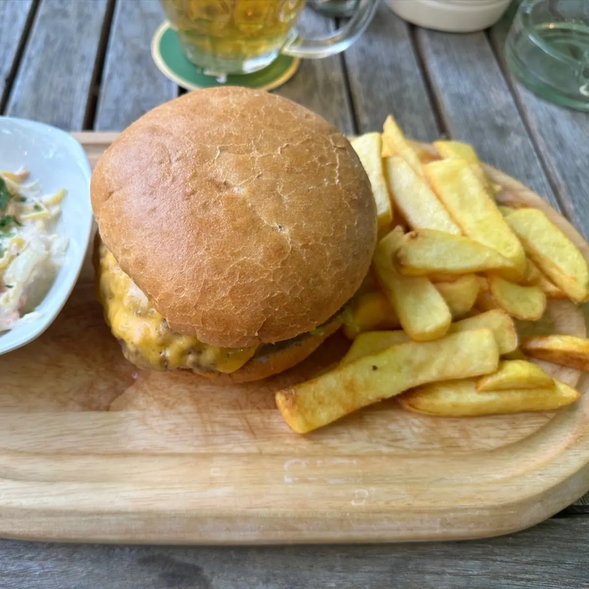 Burger Mit Pommes Und Krautsalat