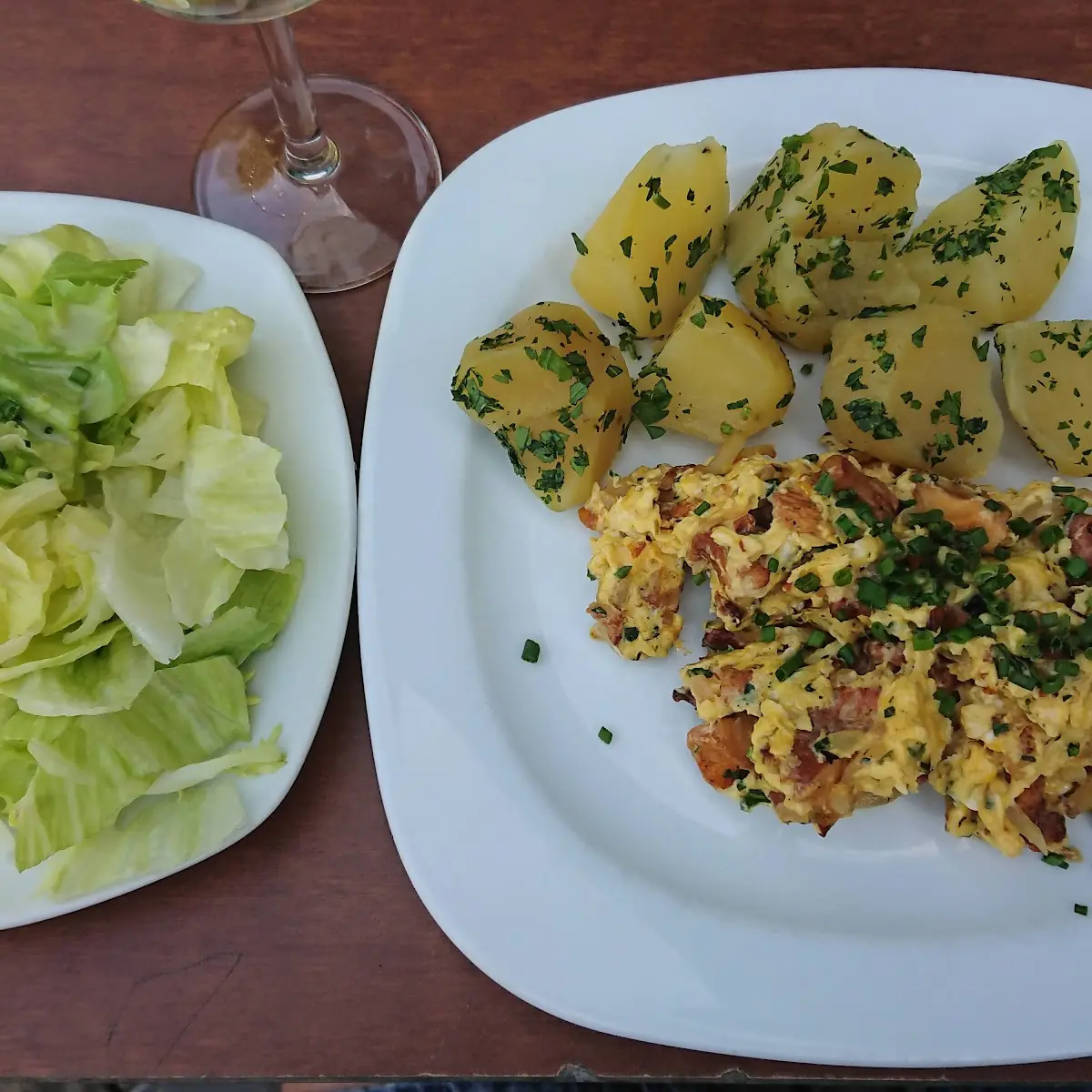 Eierschwammerl Mit Ei Und Grünem Salat