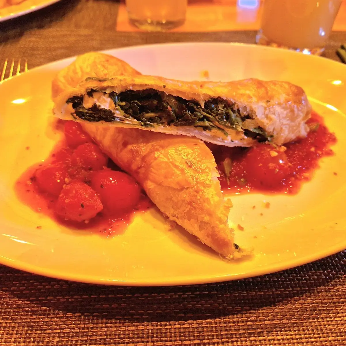 Spinat Schafkäsestrudel Mit Tomatensalsa