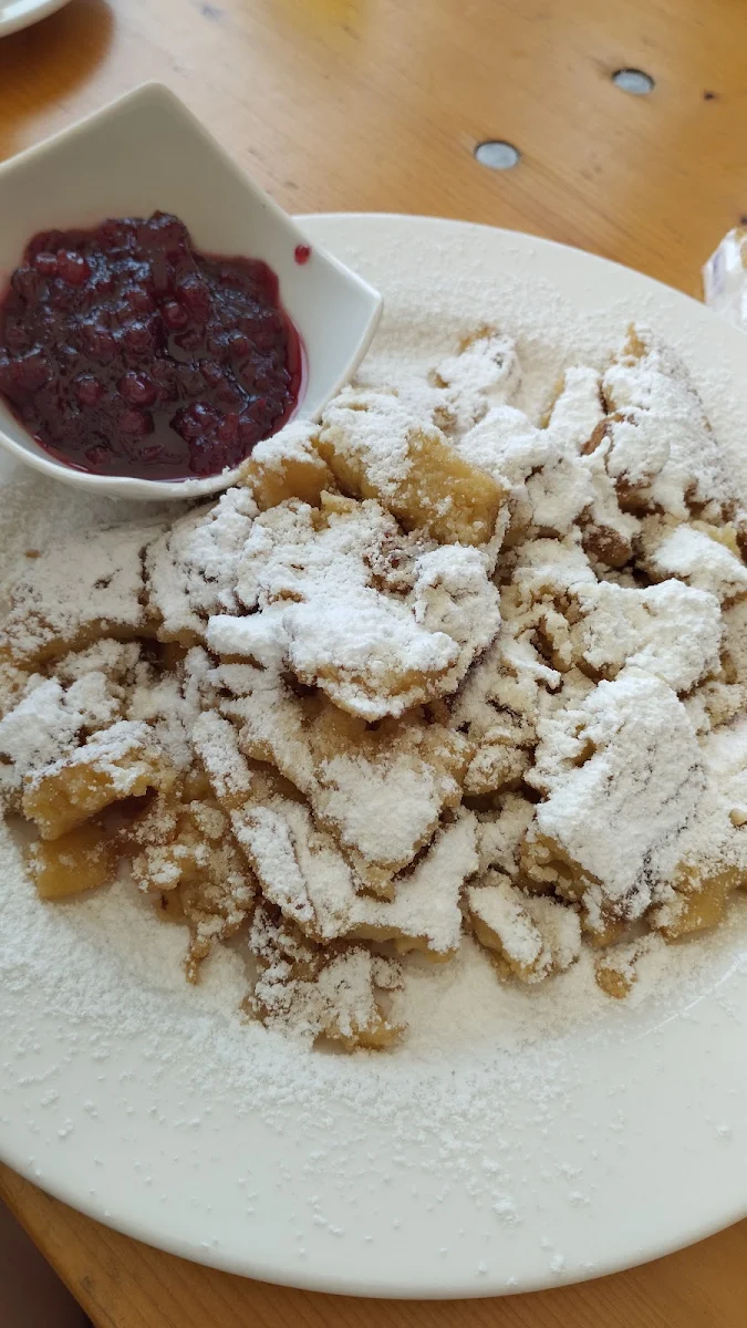 Kaiserschmarrn Mit Rosinen Und Apfelmus