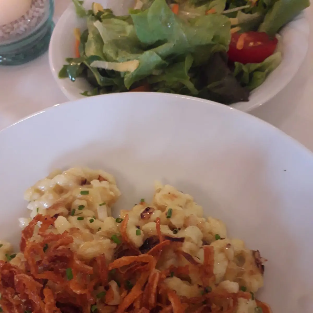 Käsespätzle Mit Salat Und Röstzwiebeln