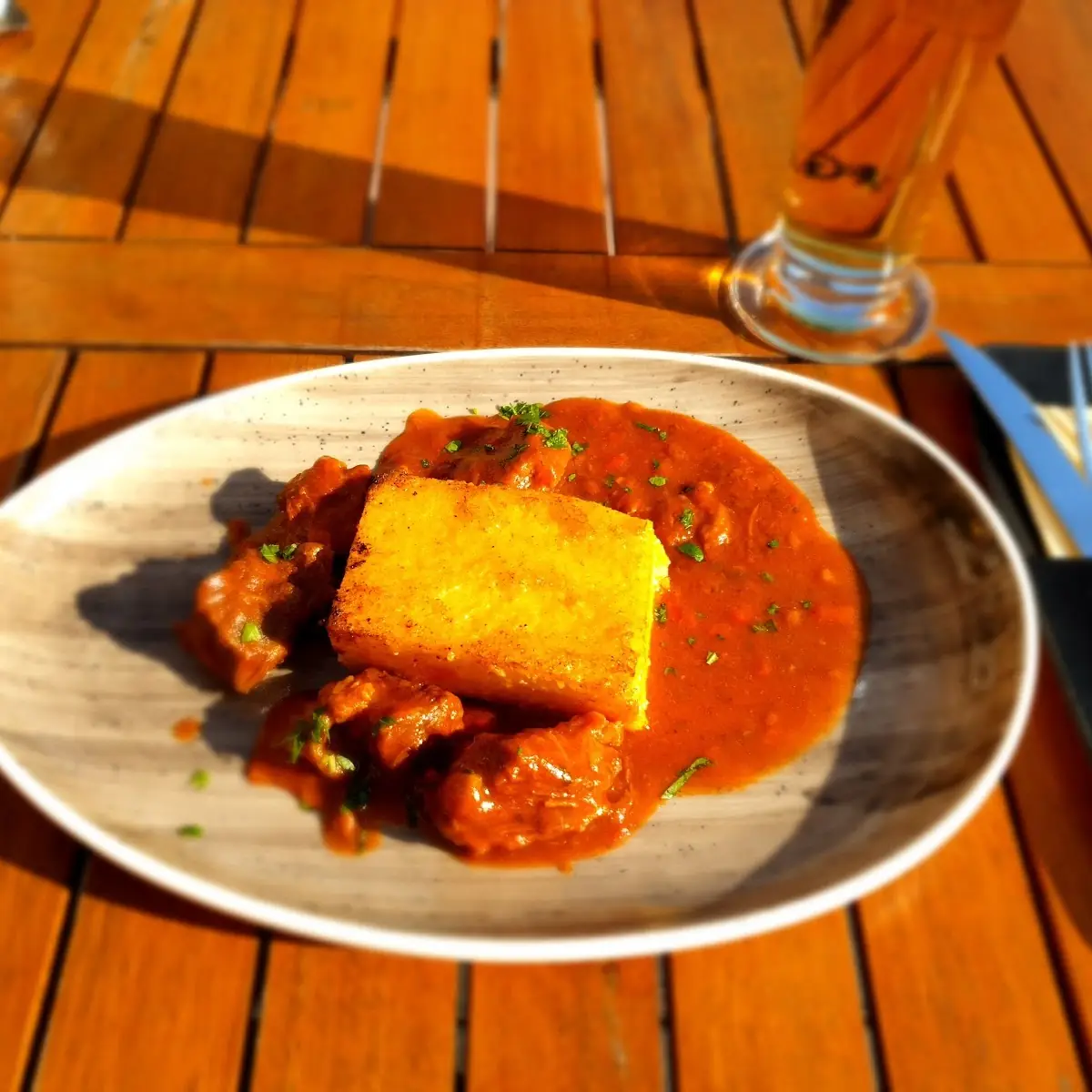 Rindsgulasch Mit Polenta Suppe Und Nachspeise Gehören Auch Zum Menü