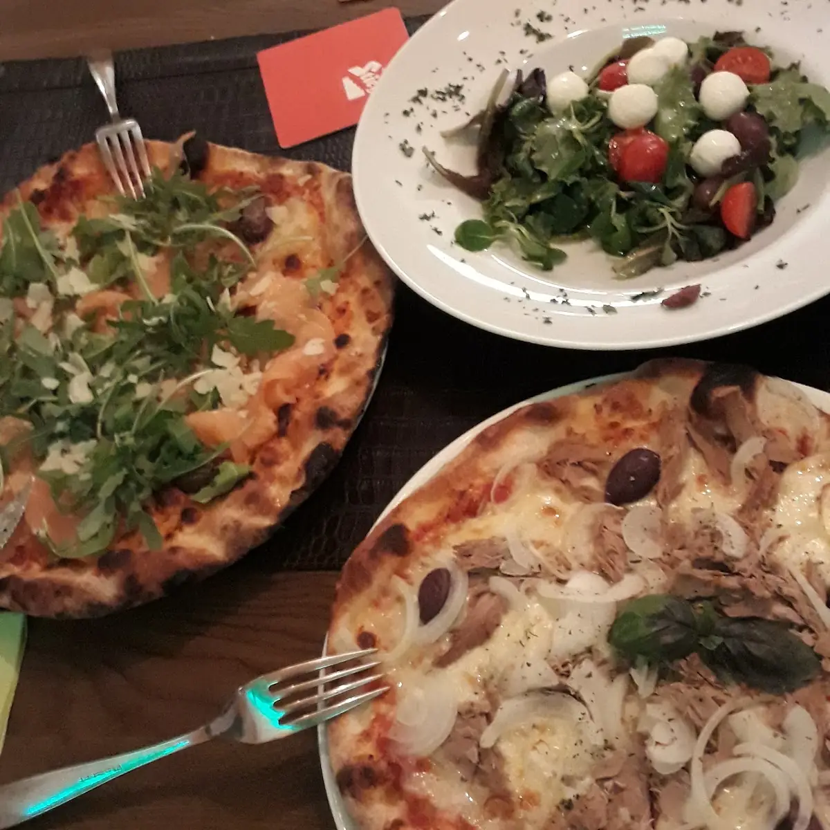 Pizza Tonno U Salmone Mit Kl Salat