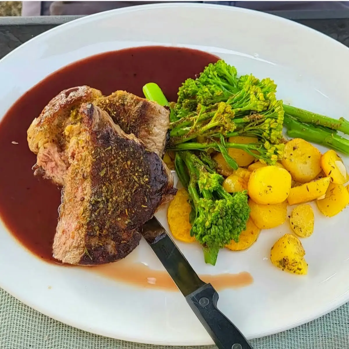 Rosa Gebratenes Roastbeef Mit Rotweinjus Bimi Brokkoli Und Bratkartoffeln