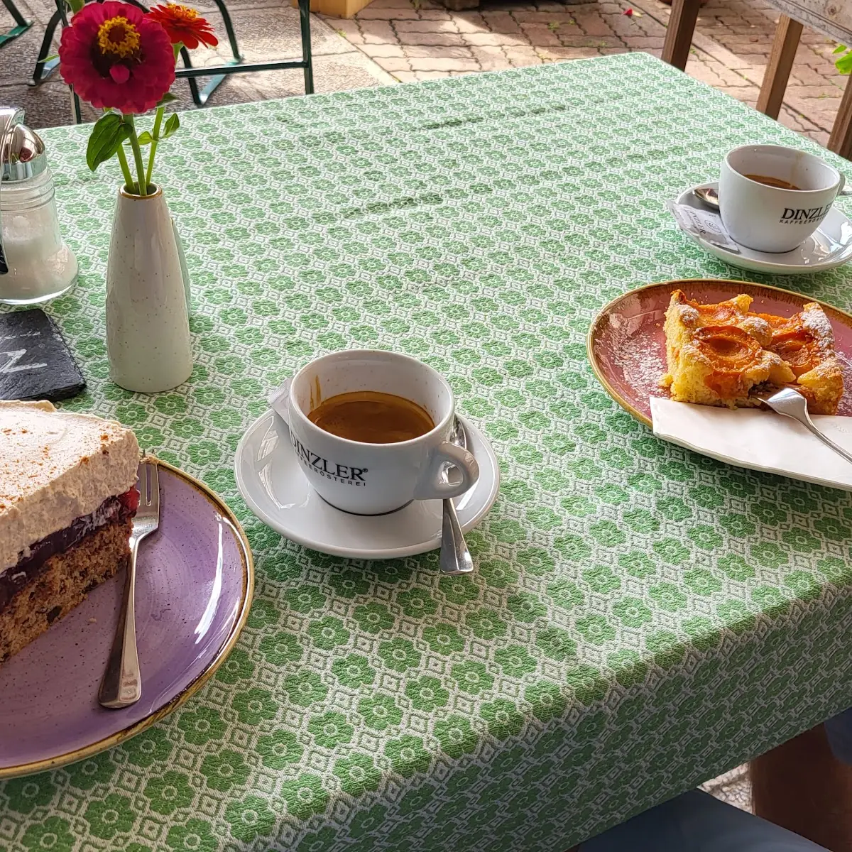 Kirschtorte Links Marillekuchen Rechts