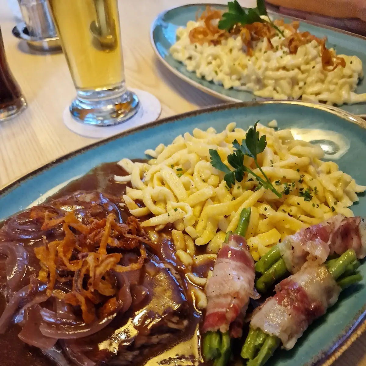Zwiebelrostbraten Mit Speckbohnen Und Spätzle