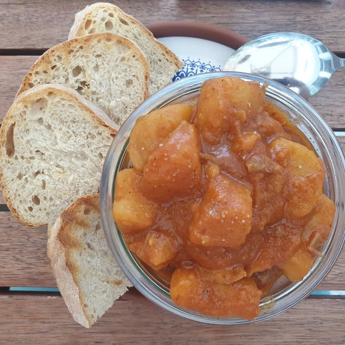 Kartoffelgulasch Vegan Und Getostetes Weissbrot