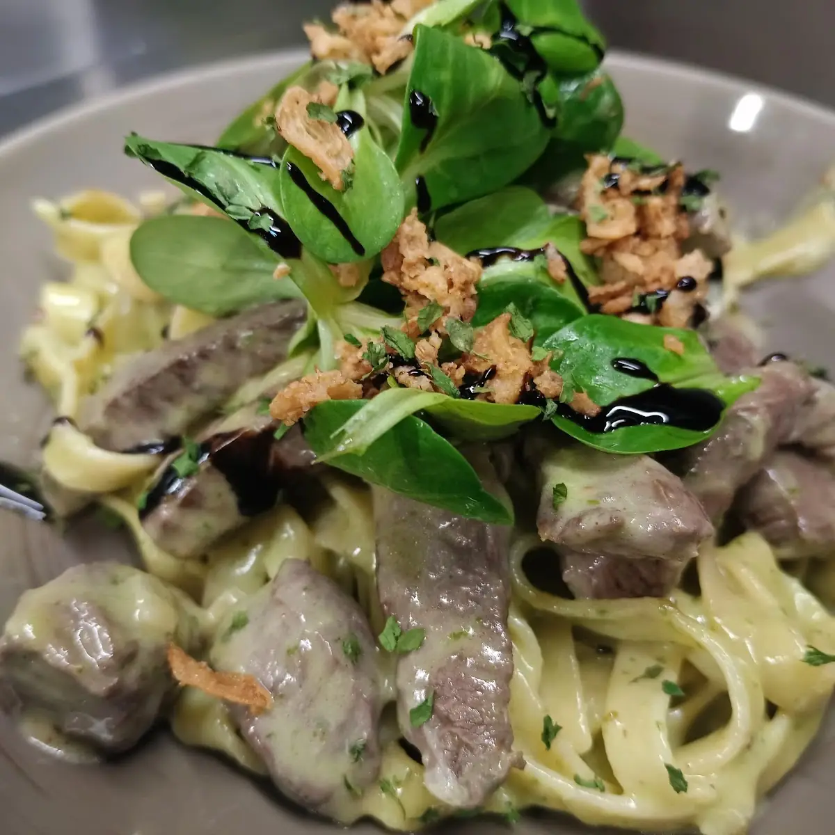 Gebratene Steakstreifen In Bärlauchsauce Und Tagliatelle