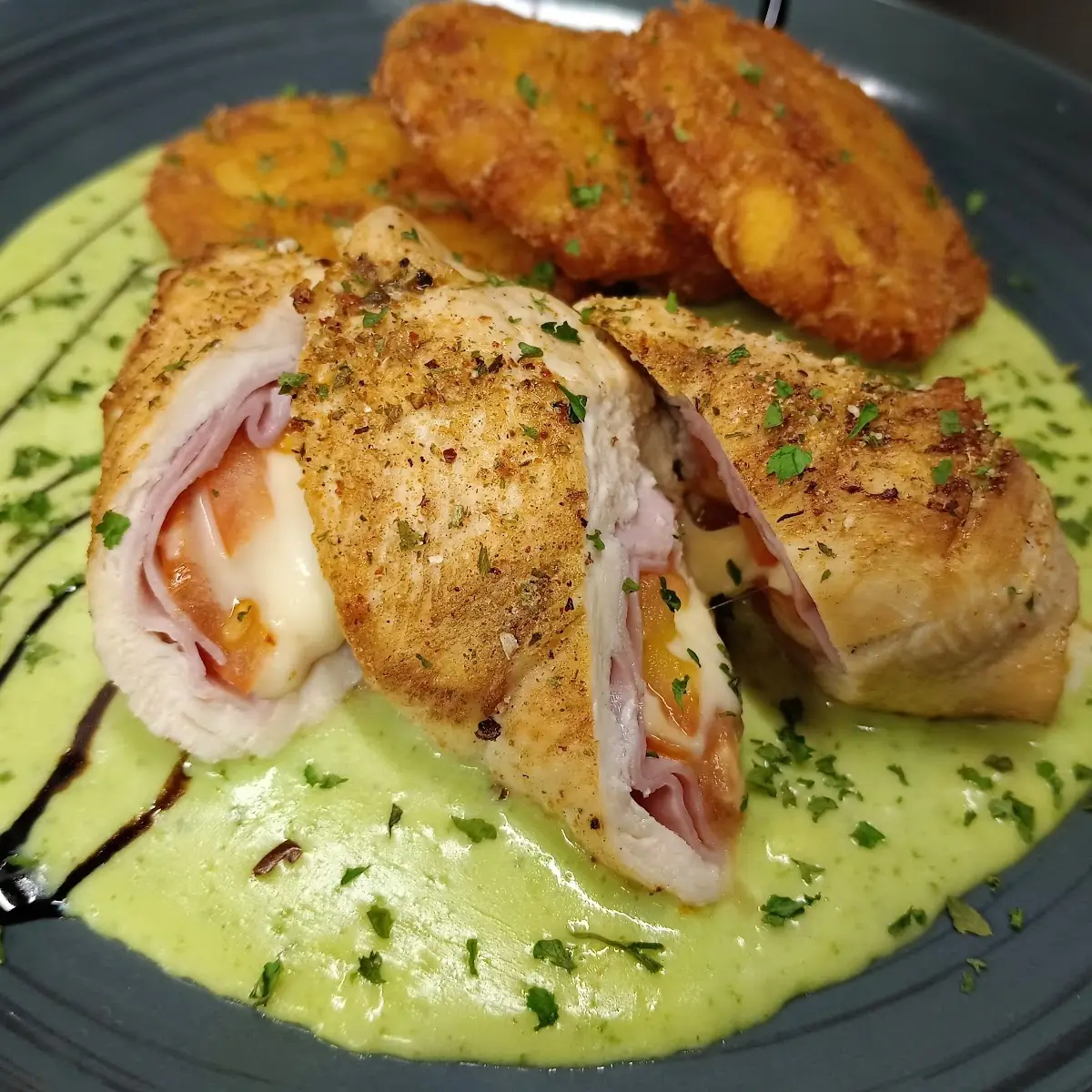 Gefüllte Hühnerfiletroulade Auf Bärlauchsauce