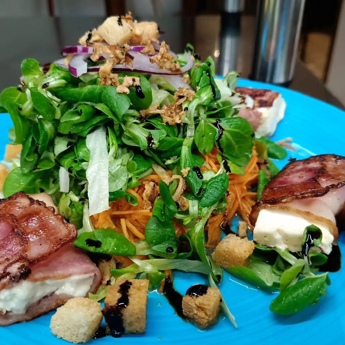 Schafskäse Im Speckmantel Auf Salat