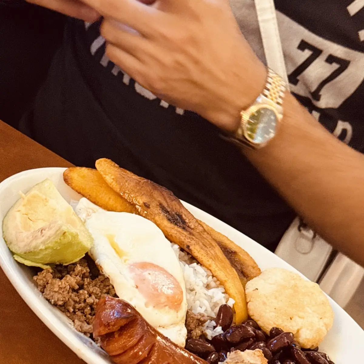 Bandeja Paisa - Arepa de Chocolo Y Chorizo - Tamal - Mexikanisches Salpicon - Salat - Mix Teller